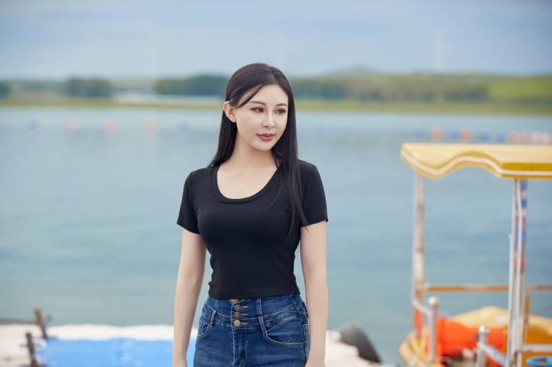 盛夏在草原湿地公园拍照游玩的美女