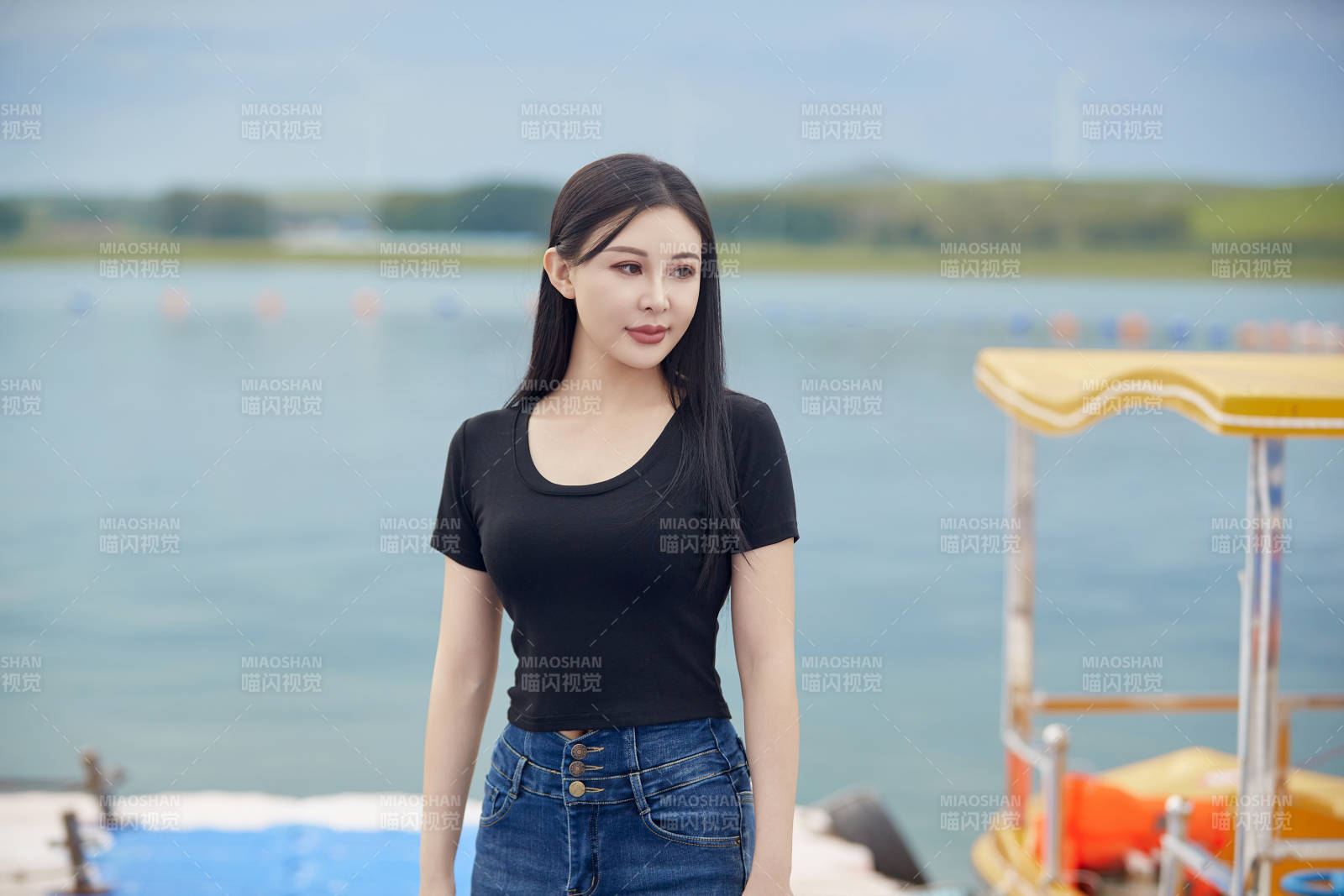 盛夏在草原湿地公园拍照游玩的美女