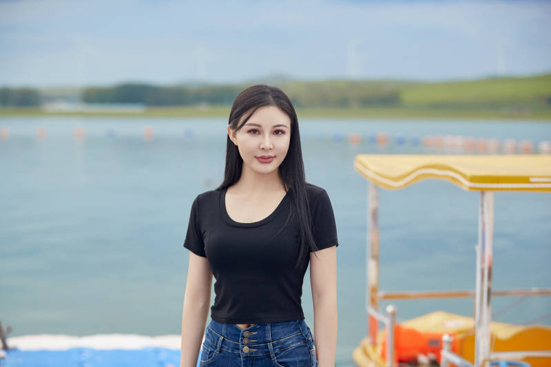 盛夏在草原湿地公园拍照游玩的美女