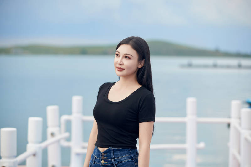 盛夏在草原湿地公园拍照游玩的美女
