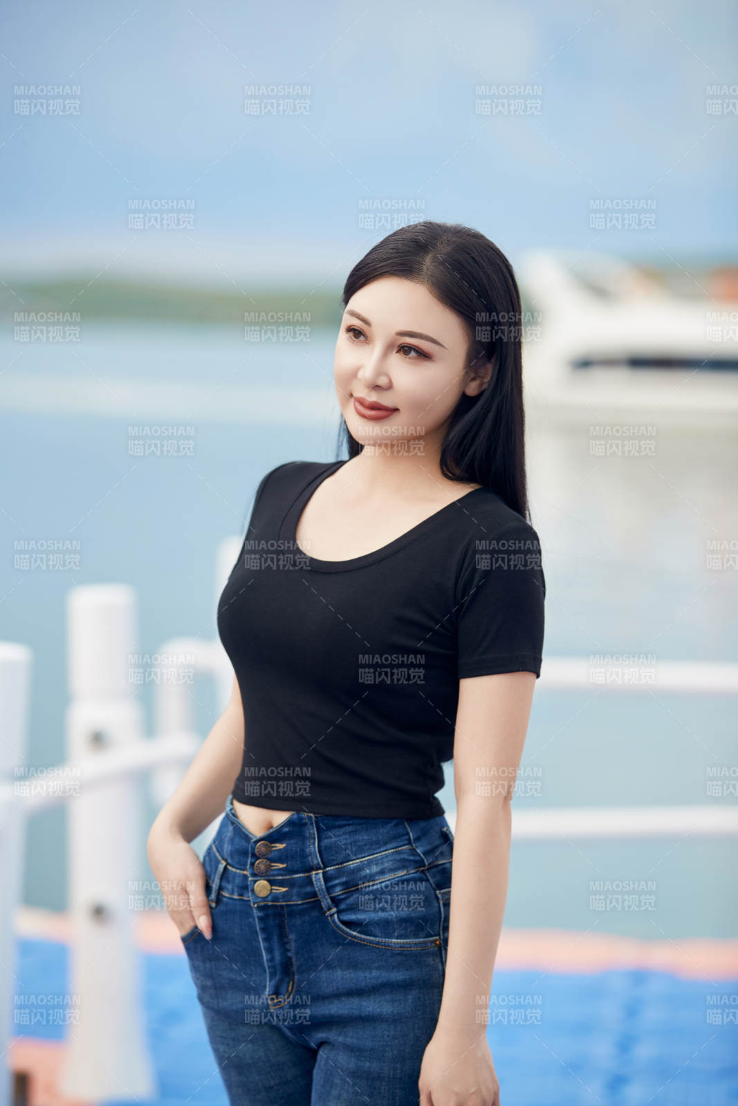 盛夏在草原湿地公园拍照游玩的美女