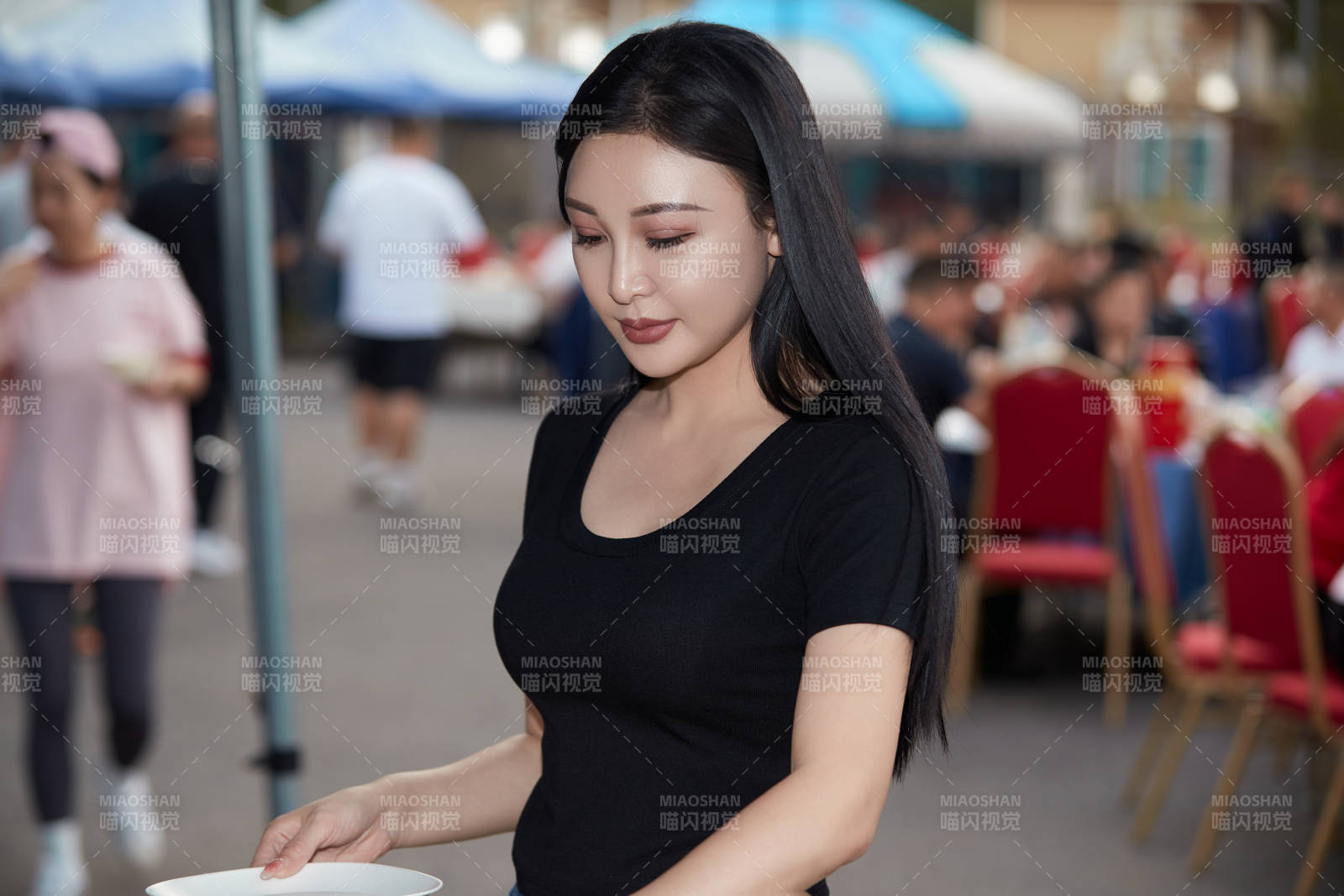 在户外烤全羊自助餐会品尝美食的美女