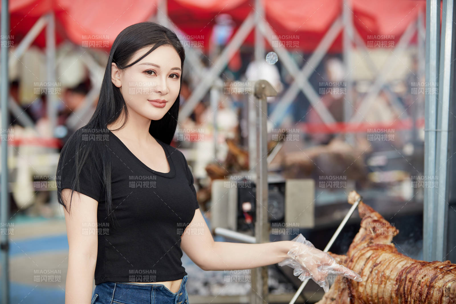 在户外烤全羊自助餐会品尝美食的美女