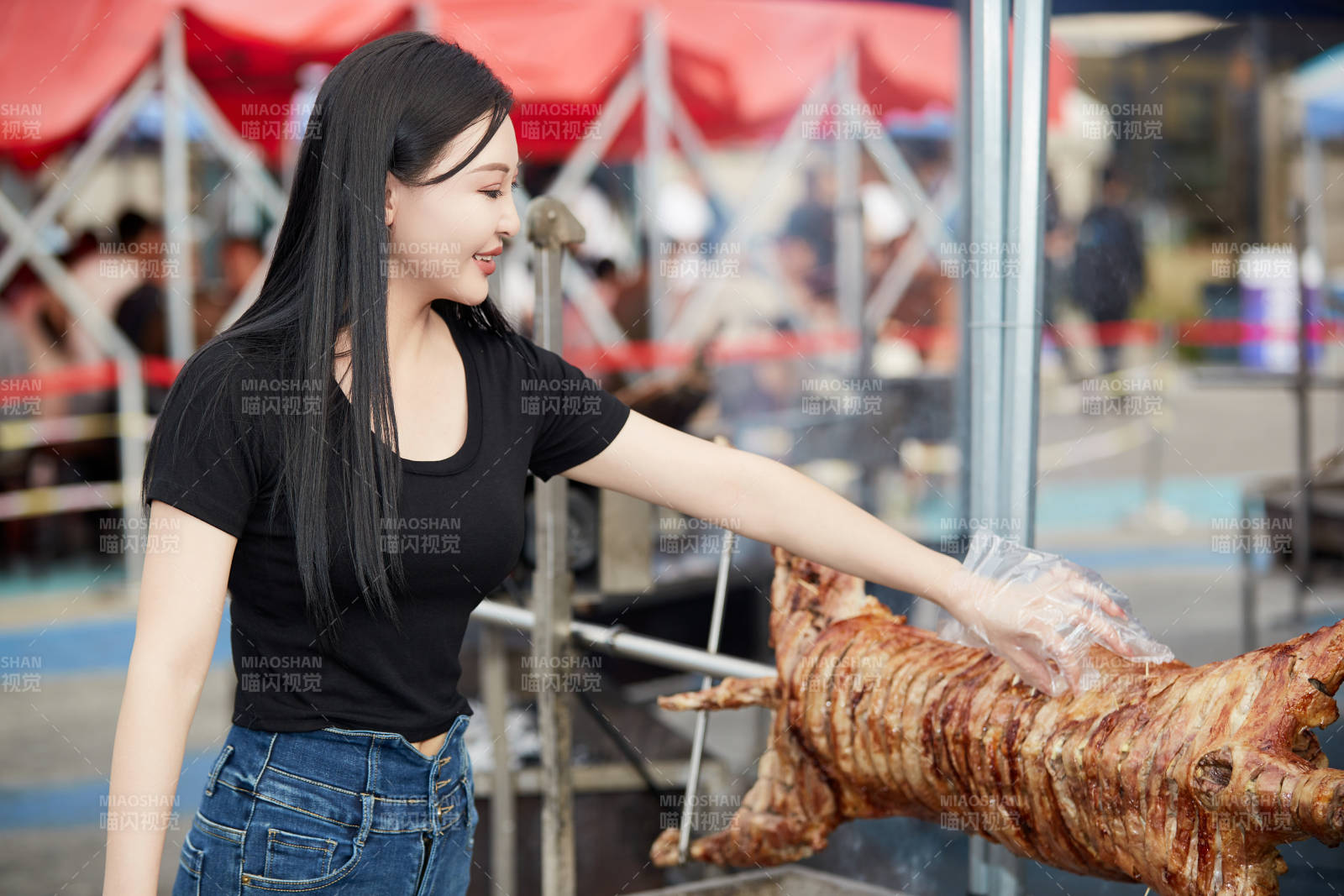 在户外烤全羊自助餐会品尝美食的美女