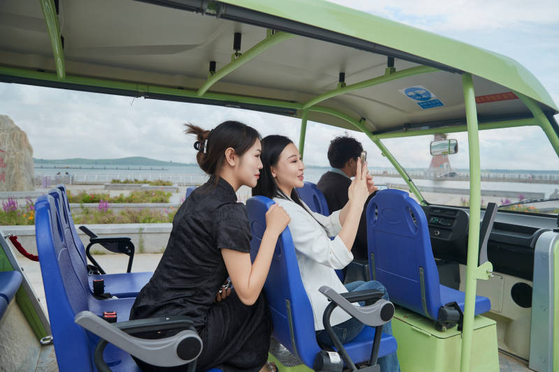 自驾旅游观光车在景区游玩的两位姑娘