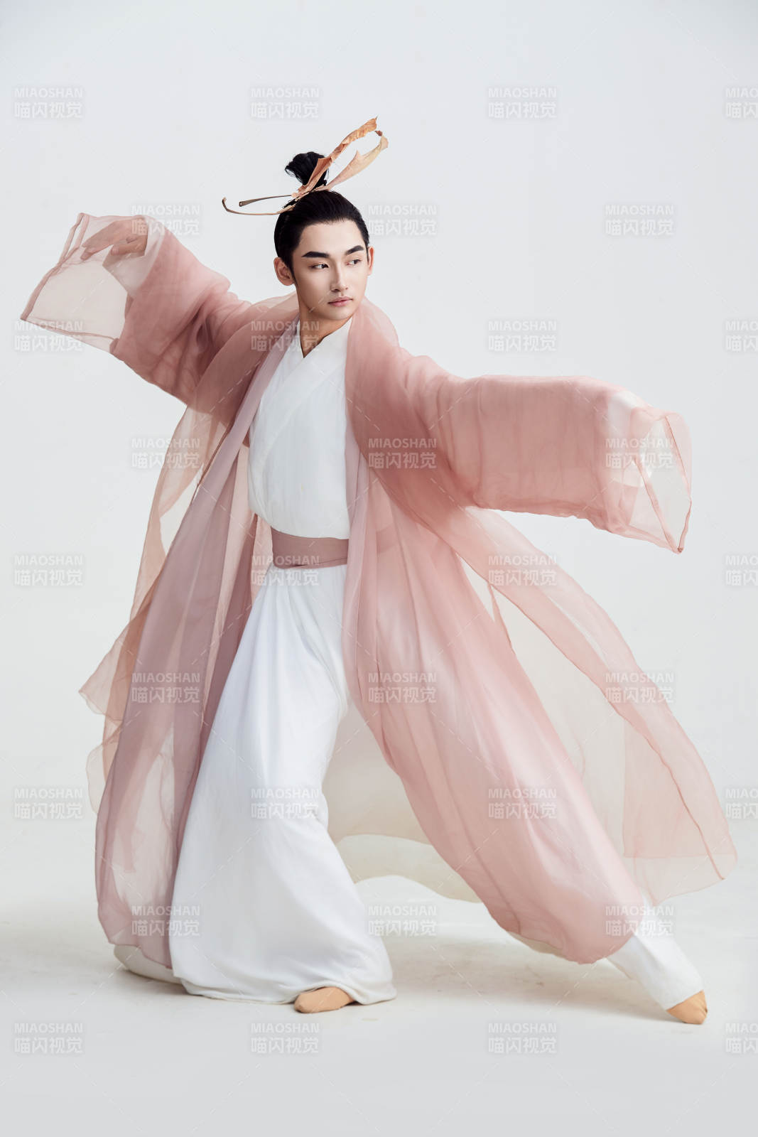 白色背景下的中国方士道士的艺术形象