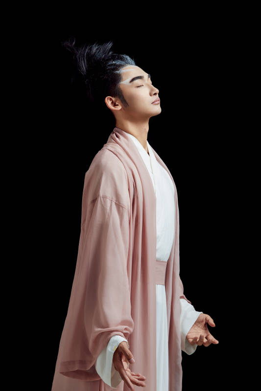 黑色背景下的中国神仙道士的艺术形象