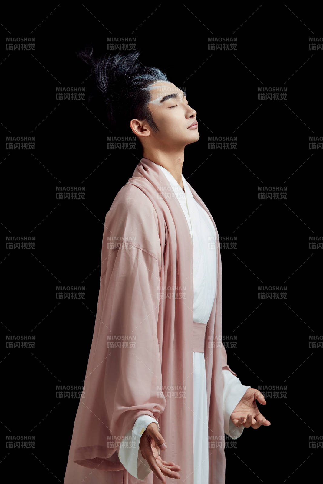 黑色背景下的中国神仙道士的艺术形象