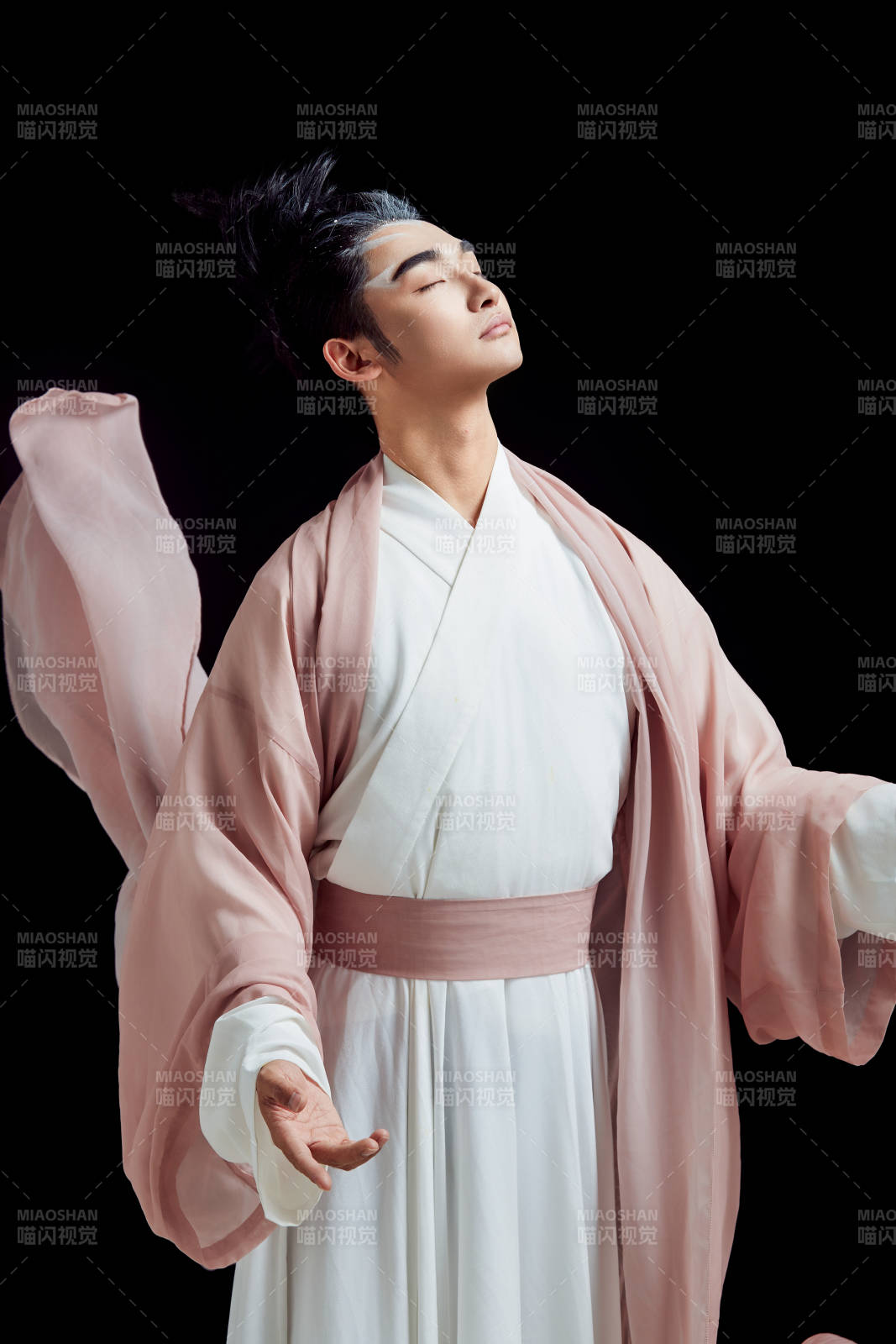 黑色背景下的中国神仙道士的艺术形象