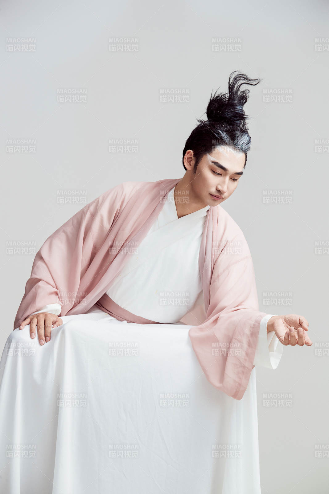 白色背景下的中國神仙道士的藝術形象