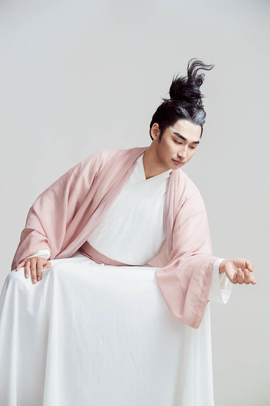 白色背景下的中国神仙道士的艺术形象