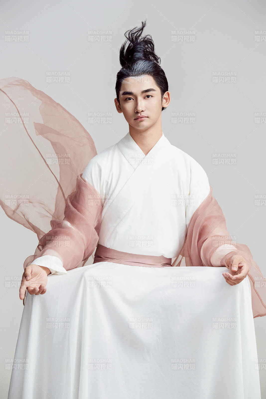 白色背景下的中國神仙道士的藝術形象