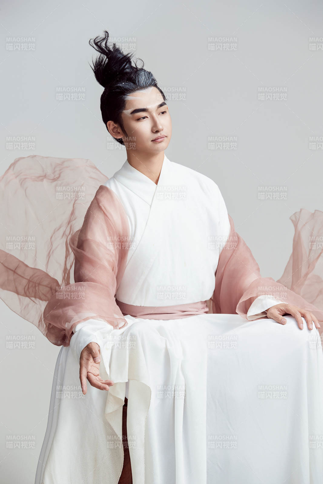 白色背景下的中國神仙道士的藝術形象