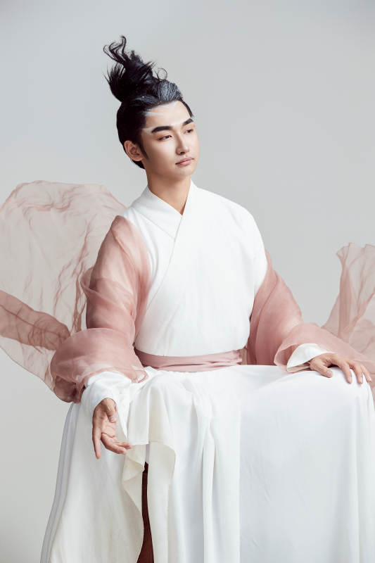 白色背景下的中国神仙道士的艺术形象