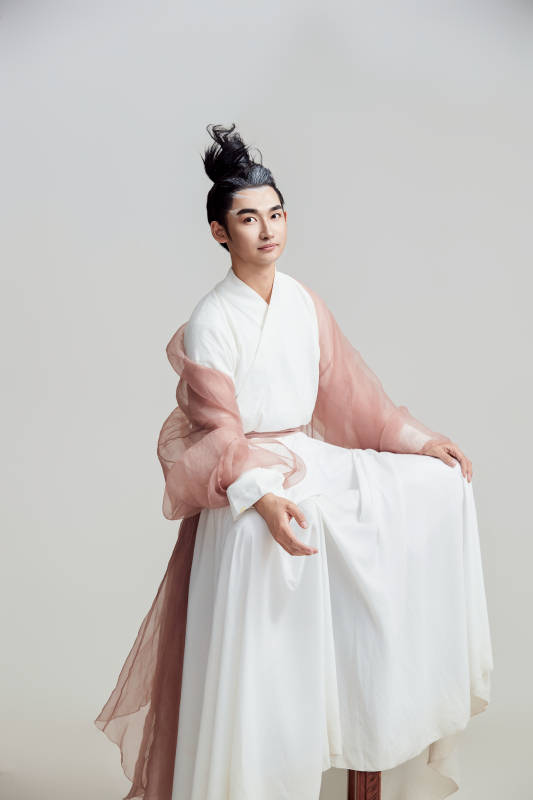 白色背景下的中国神仙道士的艺术形象