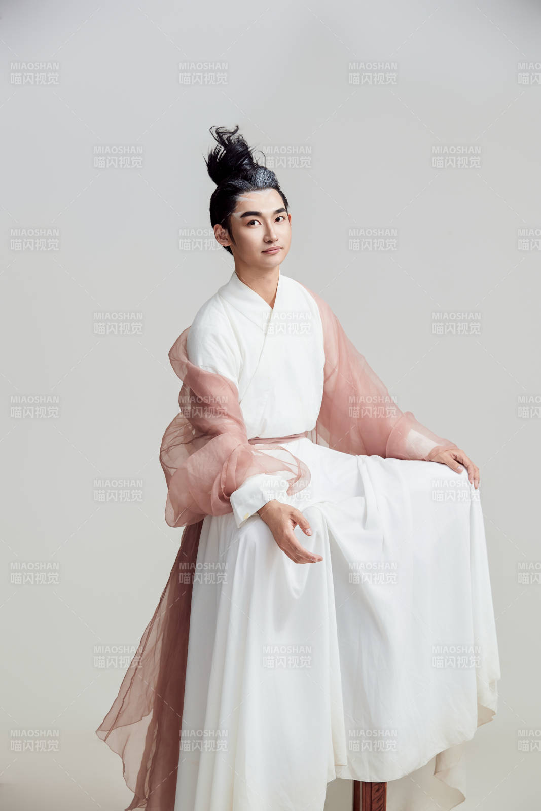 白色背景下的中國神仙道士的藝術形象