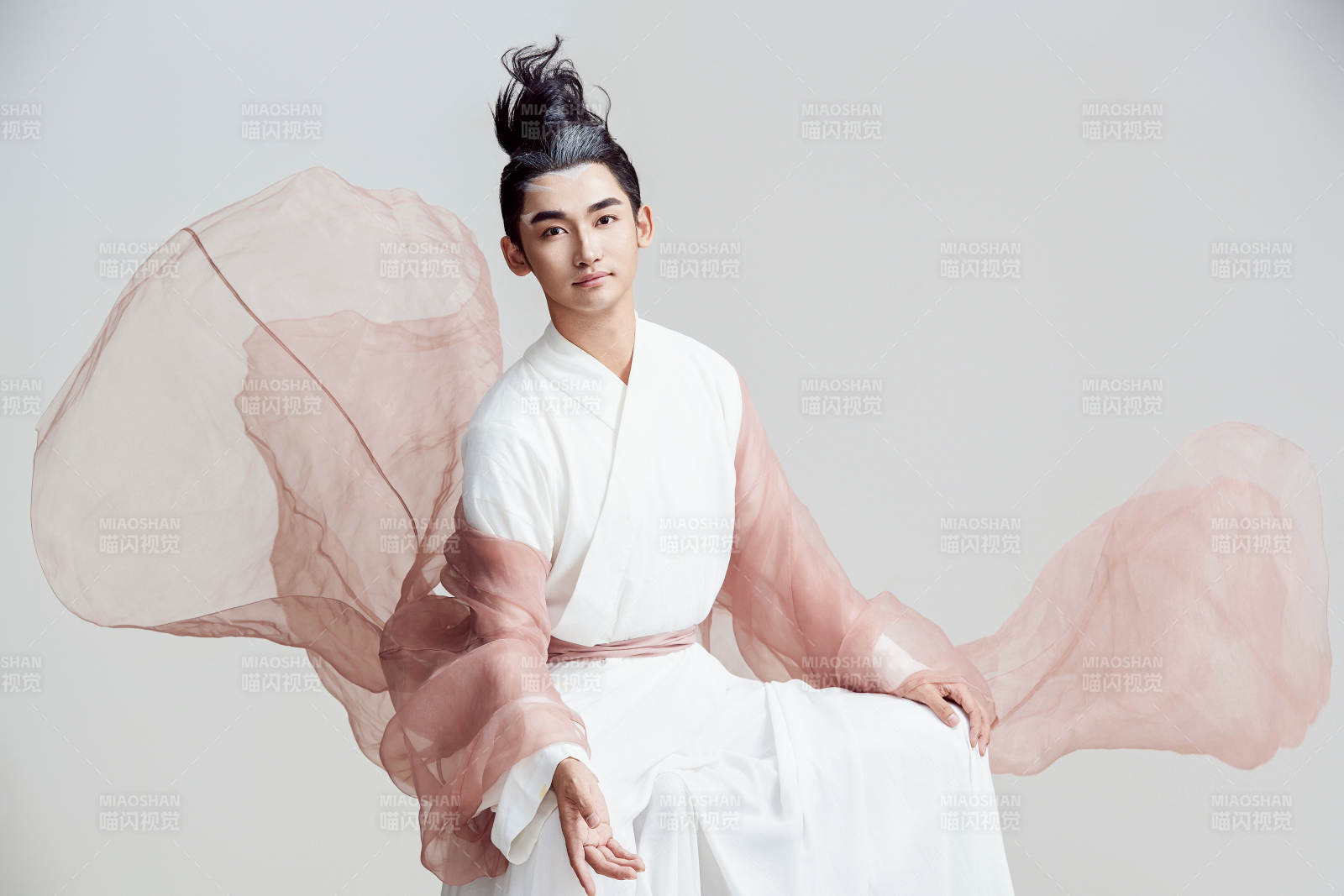 白色背景下的中国神仙道士的艺术形象