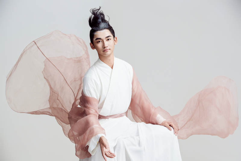 白色背景下的中国神仙道士的艺术形象