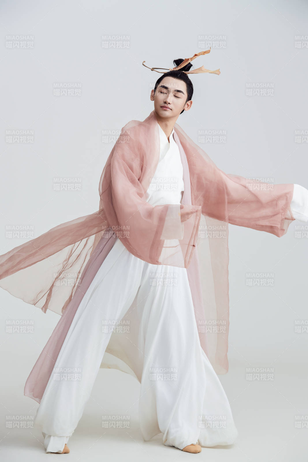 白色背景下的中国方士道士的艺术形象