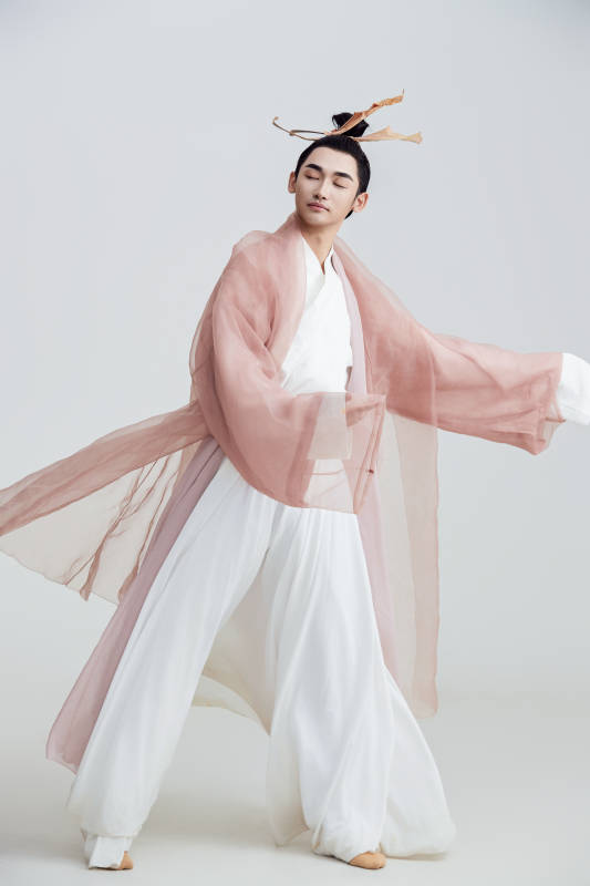 白色背景下的中国方士道士的艺术形象