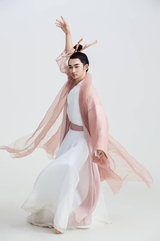 白色背景下的中国方士道士的艺术形象