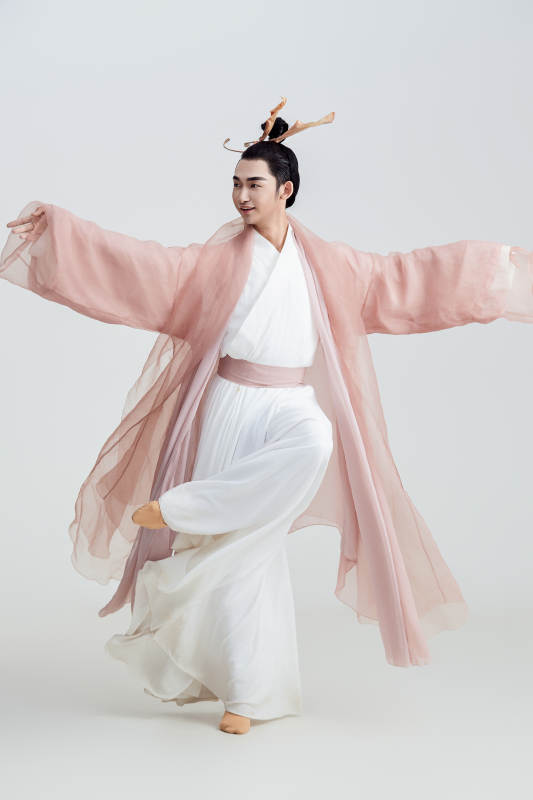 白色背景下的中国方士道士的艺术形象