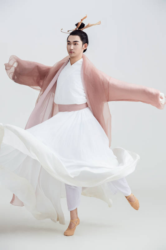 白色背景下的中国方士道士的艺术形象