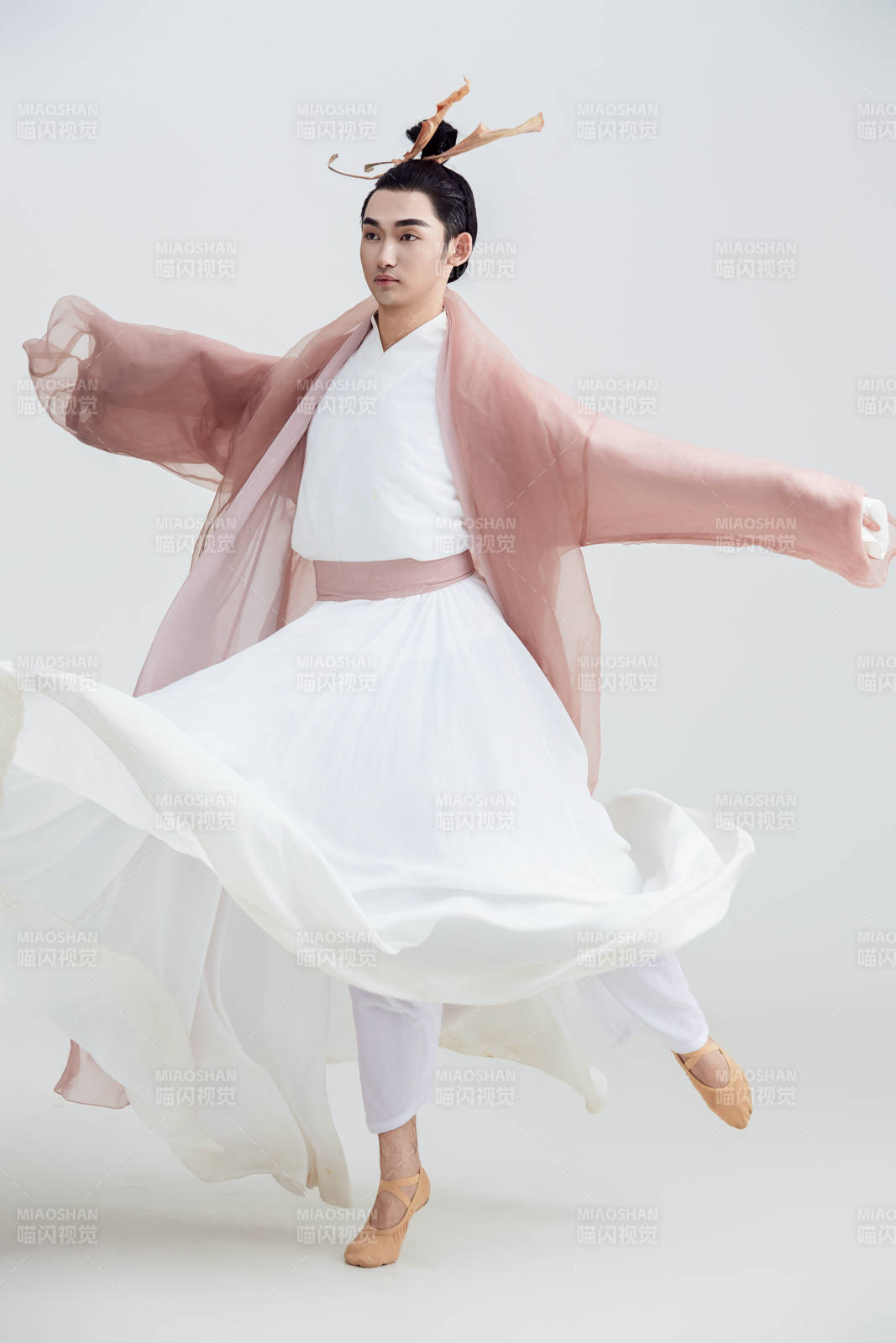 白色背景下的中國方士道士的藝術形象