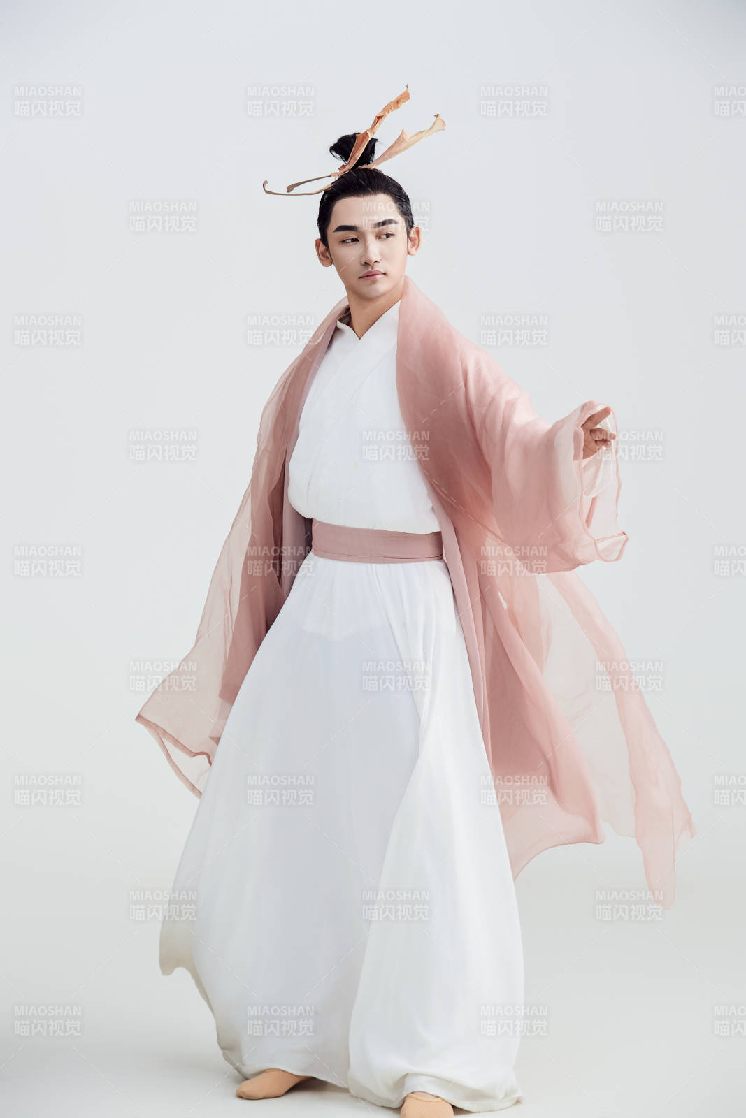 白色背景下的中國方士道士的藝術形象