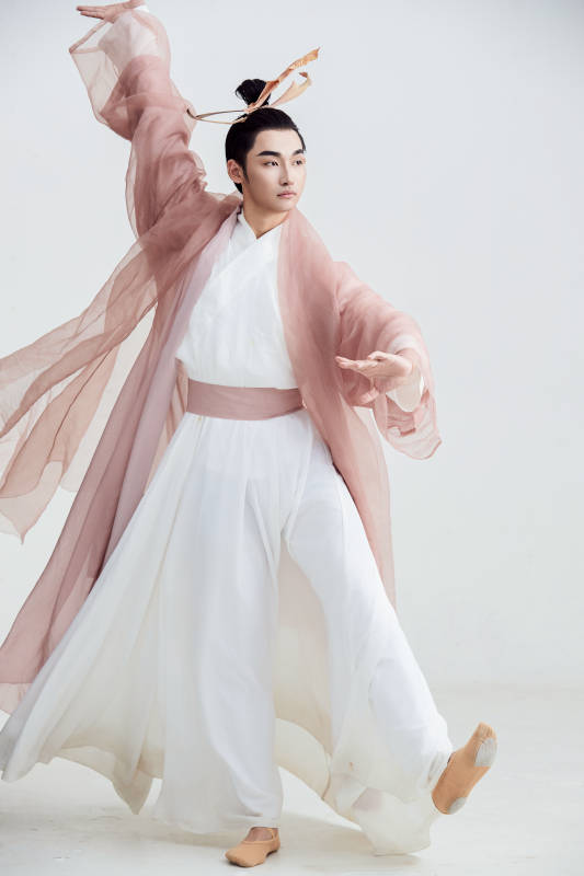 白色背景下的中国方士道士的艺术形象