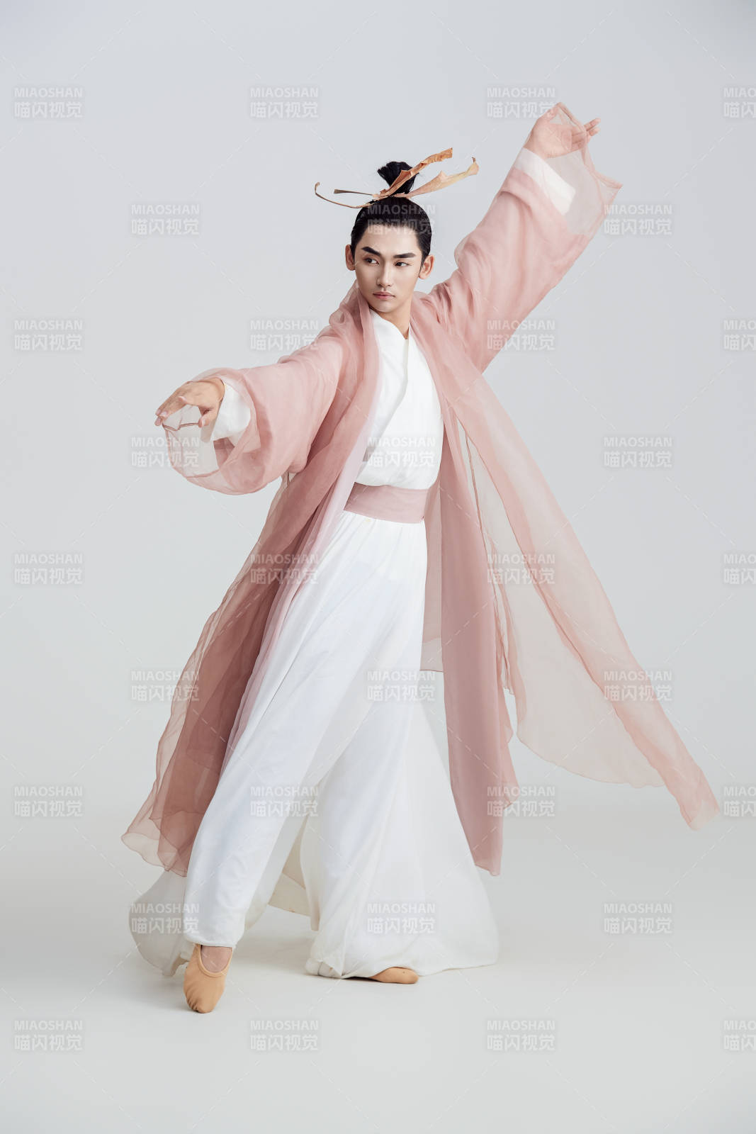 白色背景下的中國方士道士的藝術形象