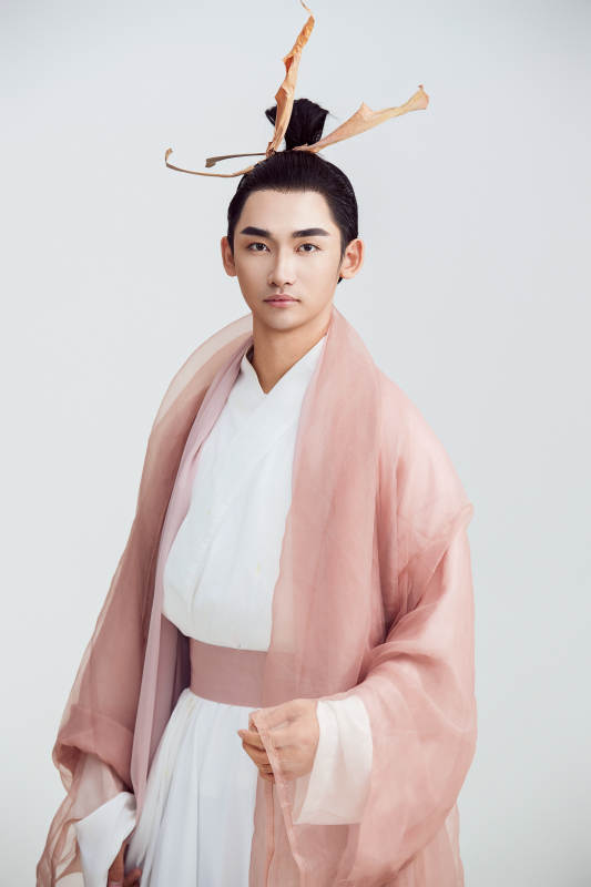 白色背景下的中国方士道士的艺术形象