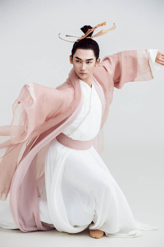 白色背景下的中国方士道士的艺术形象