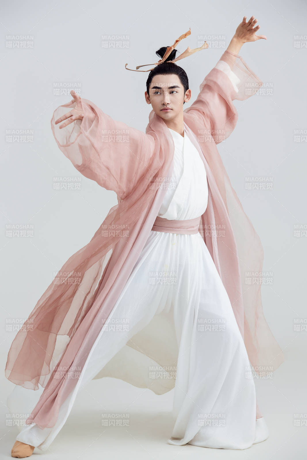 白色背景下的中国方士道士的艺术形象