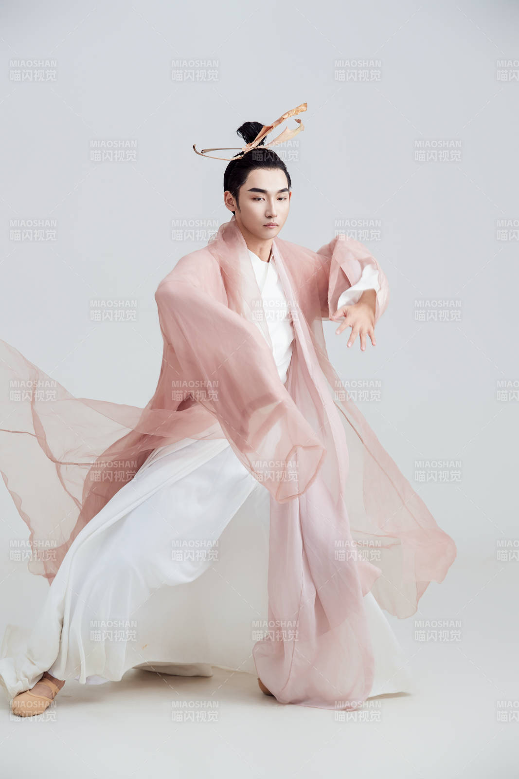 白色背景下的中国方士道士的艺术形象