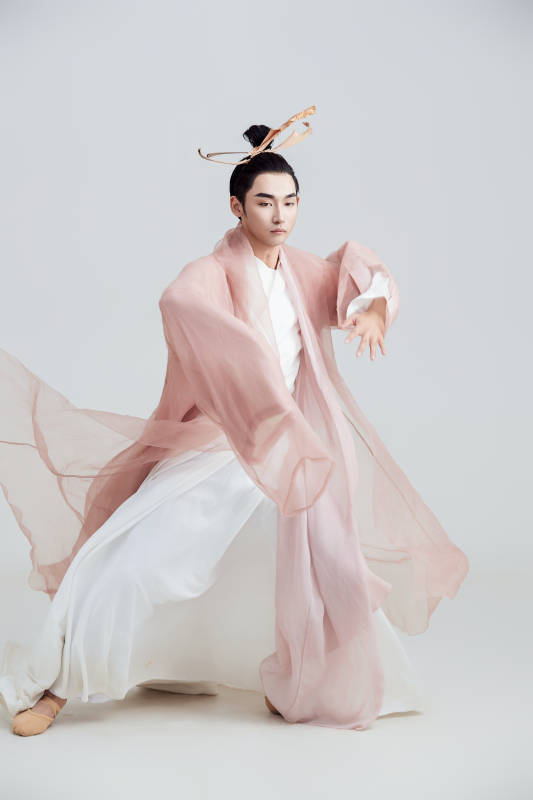 白色背景下的中国方士道士的艺术形象