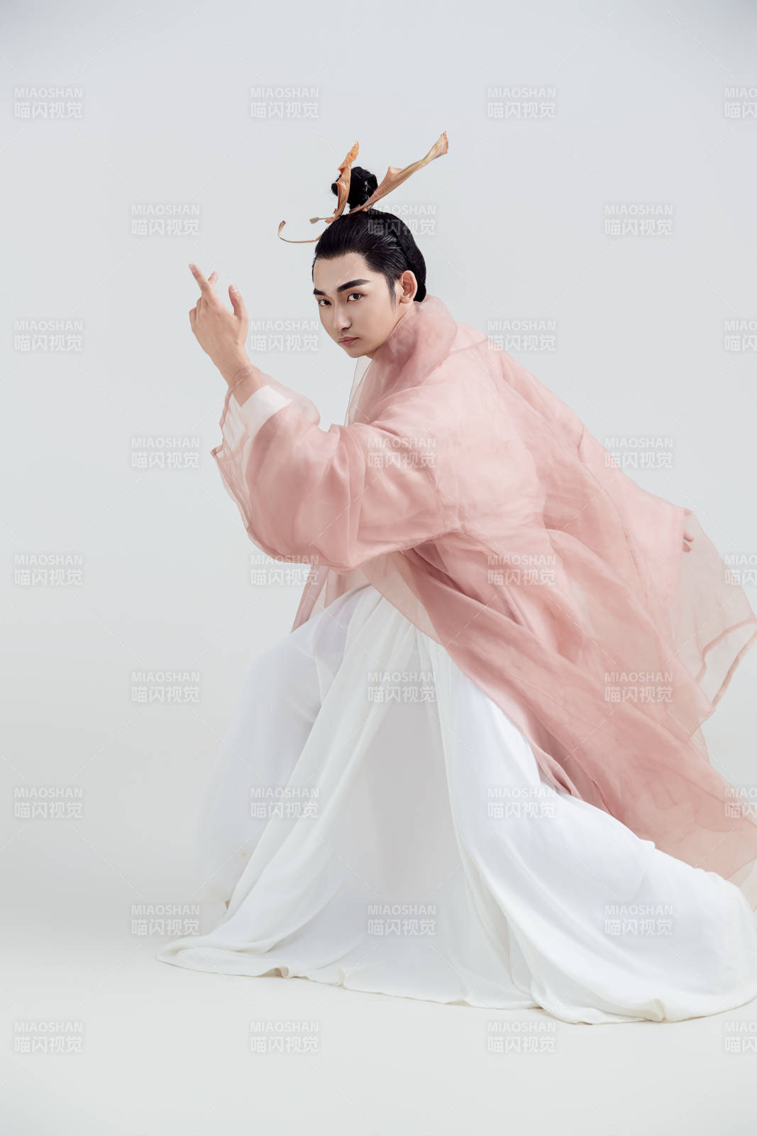 白色背景下的中國方士道士的藝術形象