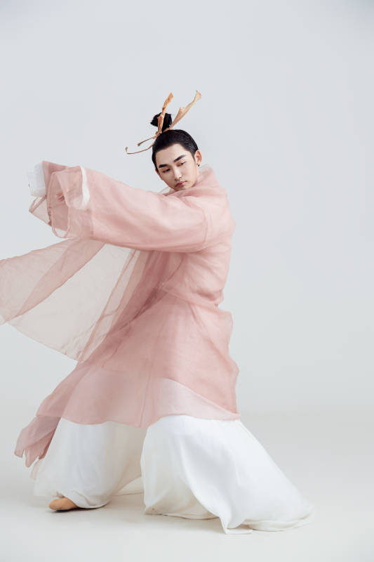 白色背景下的中国方士道士的艺术形象