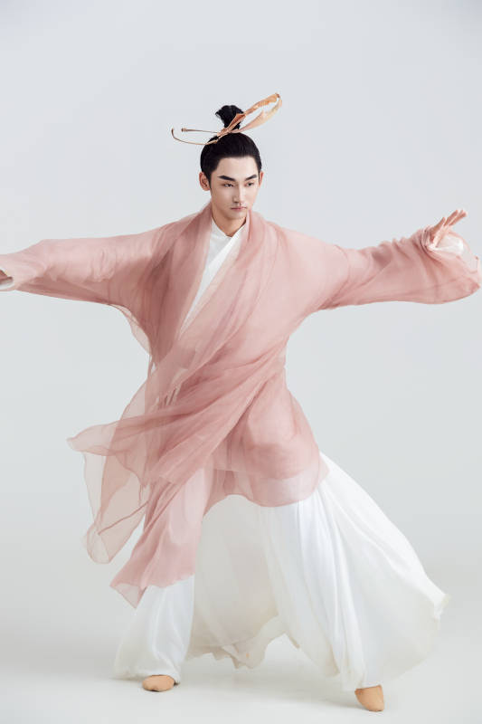 白色背景下的中国方士道士的艺术形象