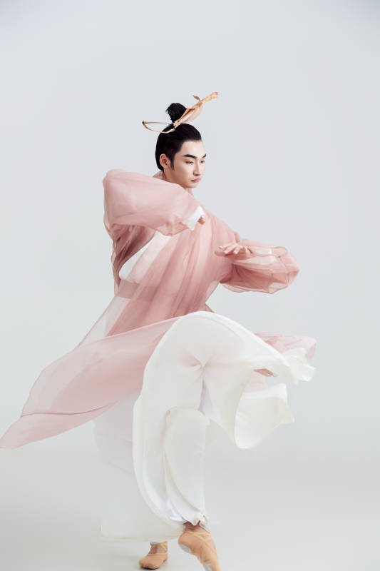 白色背景下的中国方士道士的艺术形象