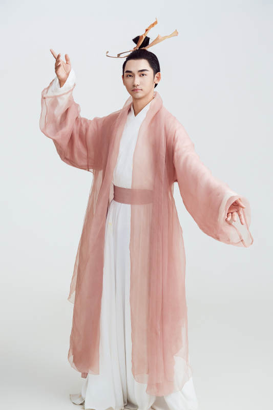 白色背景下的中国方士道士的艺术形象