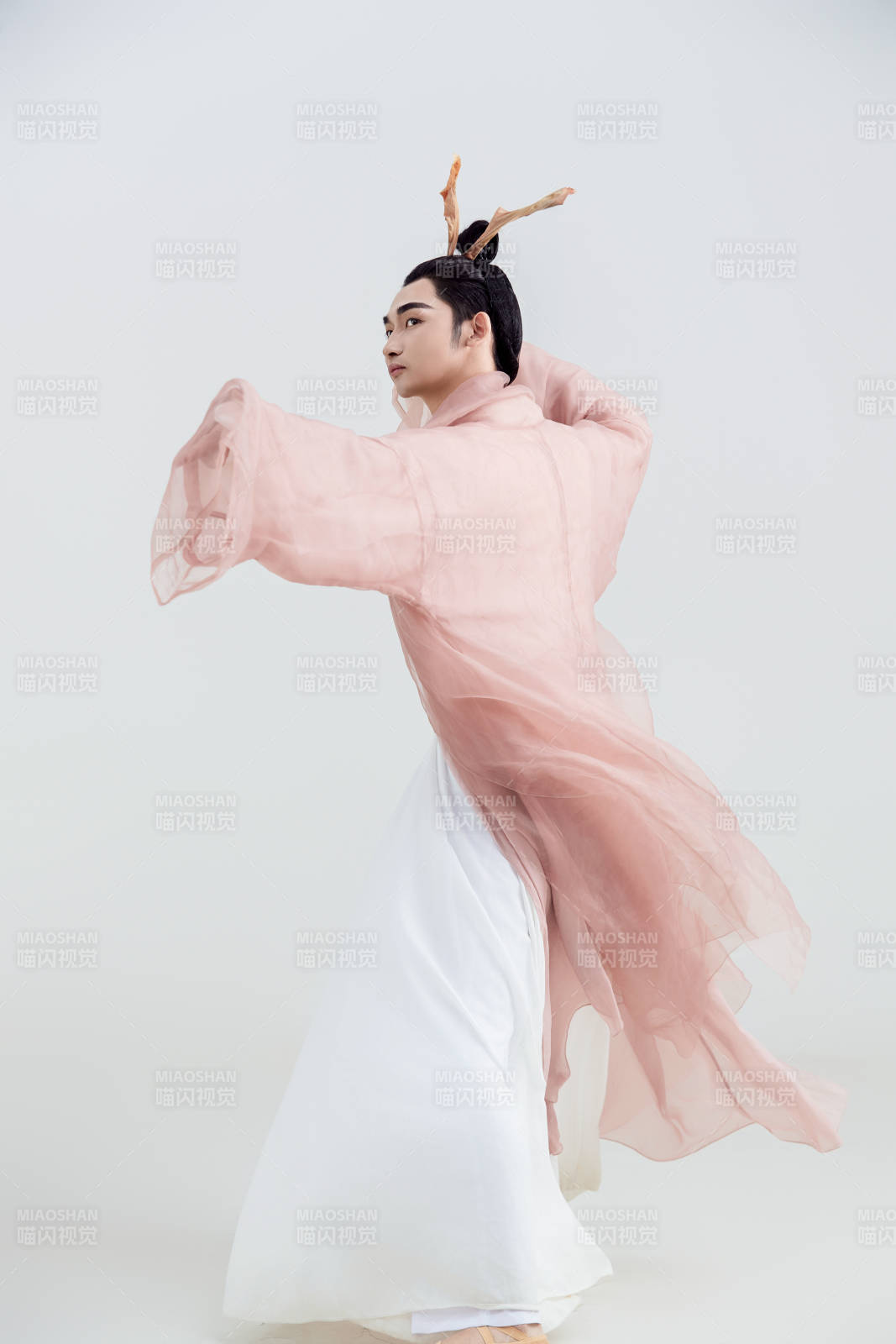 白色背景下的中國方士道士的藝術形象