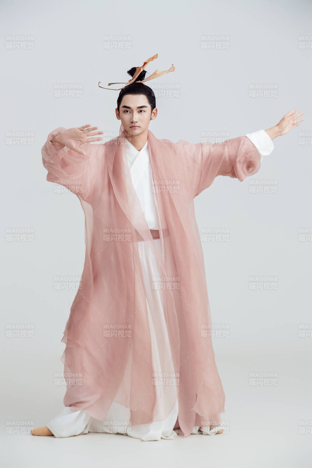 白色背景下的中國方士道士的藝術形象