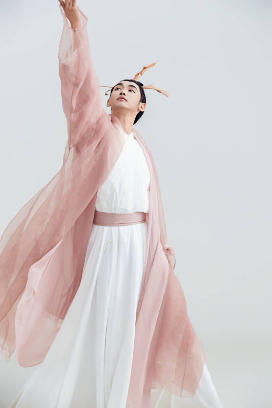 白色背景下的中国方士道士的艺术形象