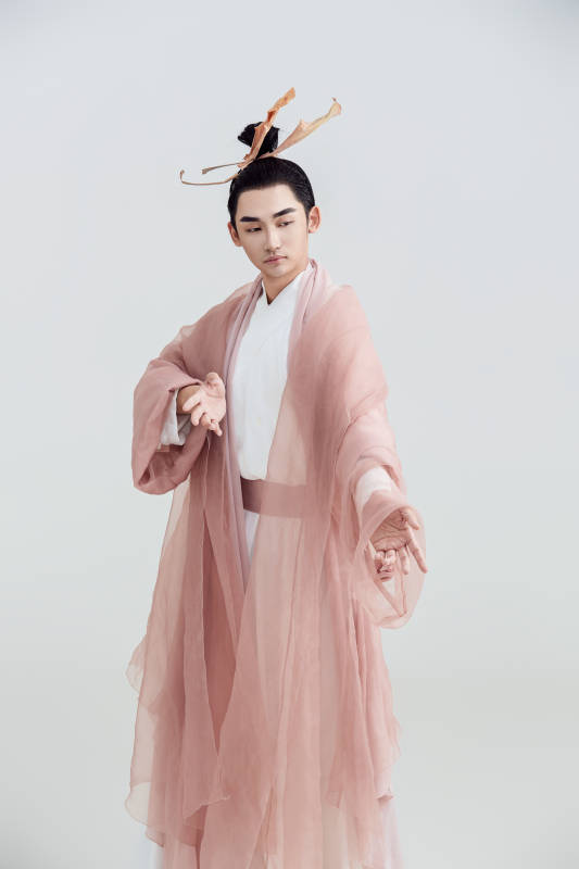 白色背景下的中国方士道士的艺术形象