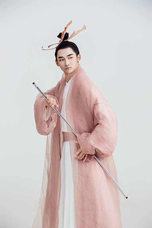 白色背景下的中国方士道士的艺术形象