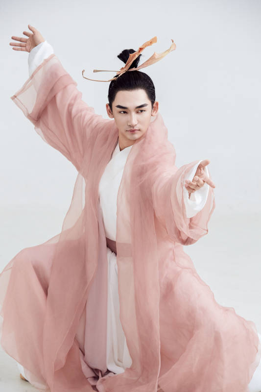 白色背景下的中国方士道士的艺术形象