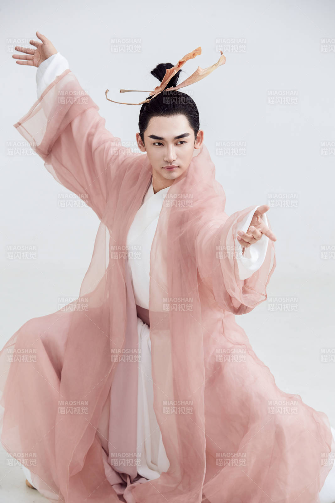 白色背景下的中国方士道士的艺术形象