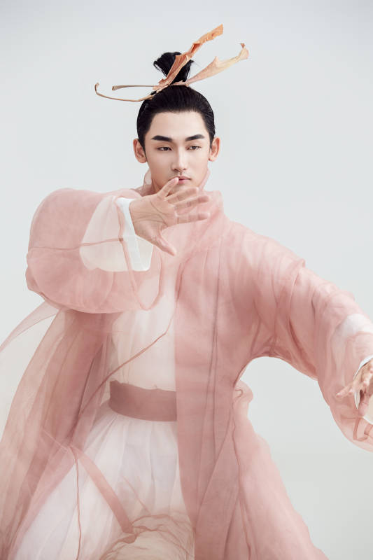 白色背景下的中国方士道士的艺术形象