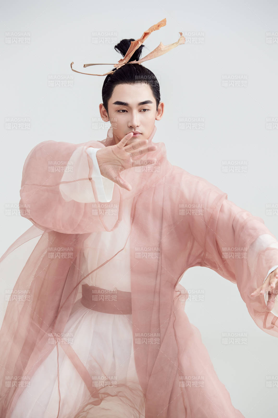 白色背景下的中國方士道士的藝術形象